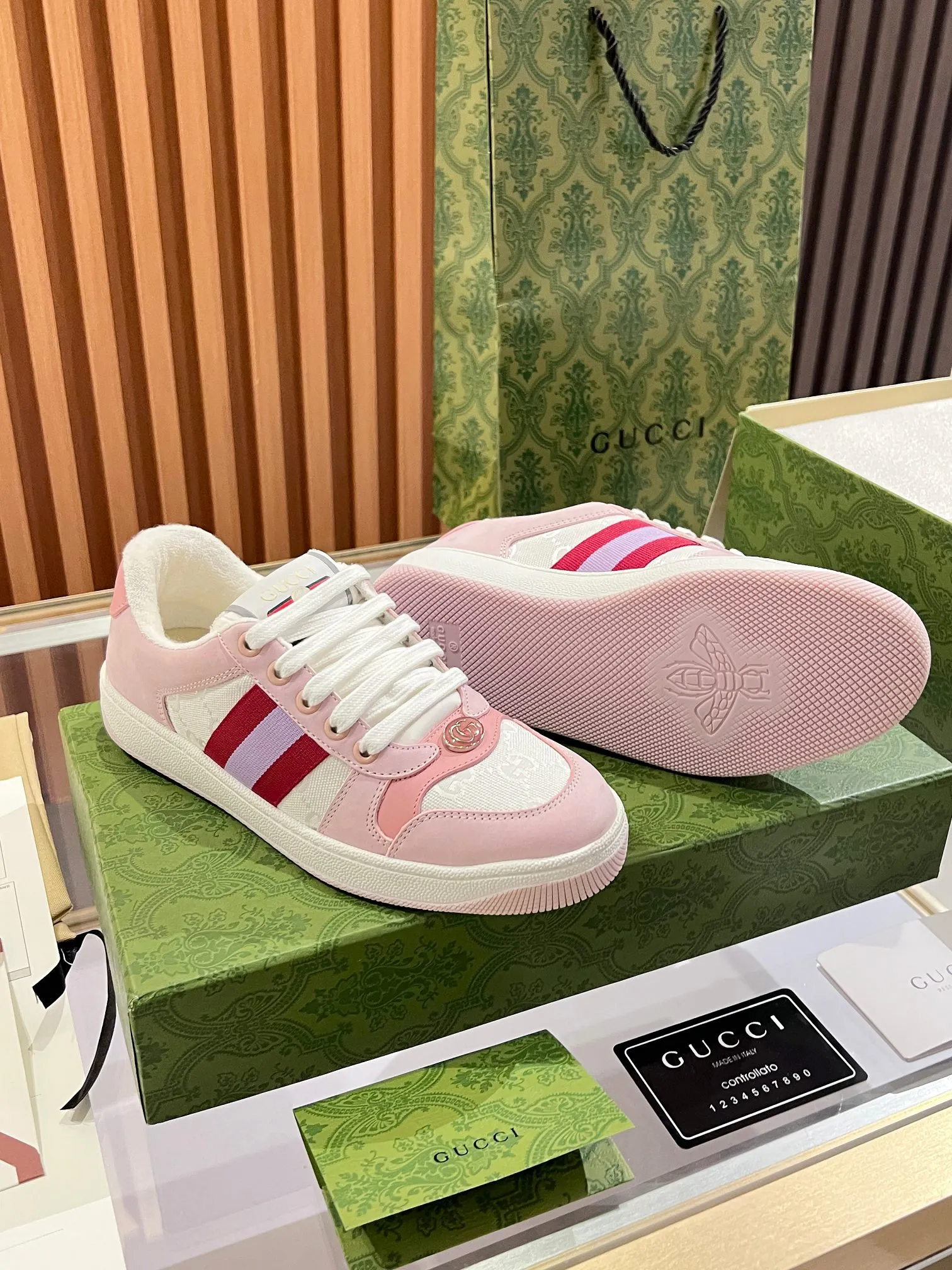 👟👟Ex-factory price 540👟👟 ⚡️Gucci Dirty Shoes Top factory quality, impeccable at the counter, the comfort is incredible. Retro distressed elements, washed retro logo on the tongue, metal double LOGO, 99% recognizable, full of Gucci elements; terry cloth lining, cowhide foot pads and 3mm latex are much more comfortable than real leather shoes. Environmentally friendly TPU wear-resistant outsole, soft and elastic. The inside of the tongue is made of imported elastic bands, which have great tension and won't strangle your feet. I don't develop the shoes without the original version. Only by getting the original version can the shoes be accurate and beat the market version instantly. Every stitch and every stitch is very tight and full. The debugging process is the most painstaking and requires no less than a hundred modifications before it is adjusted to the perfect state so that it can be worn comfortably by all foot types! Size 35-40 women’s model)